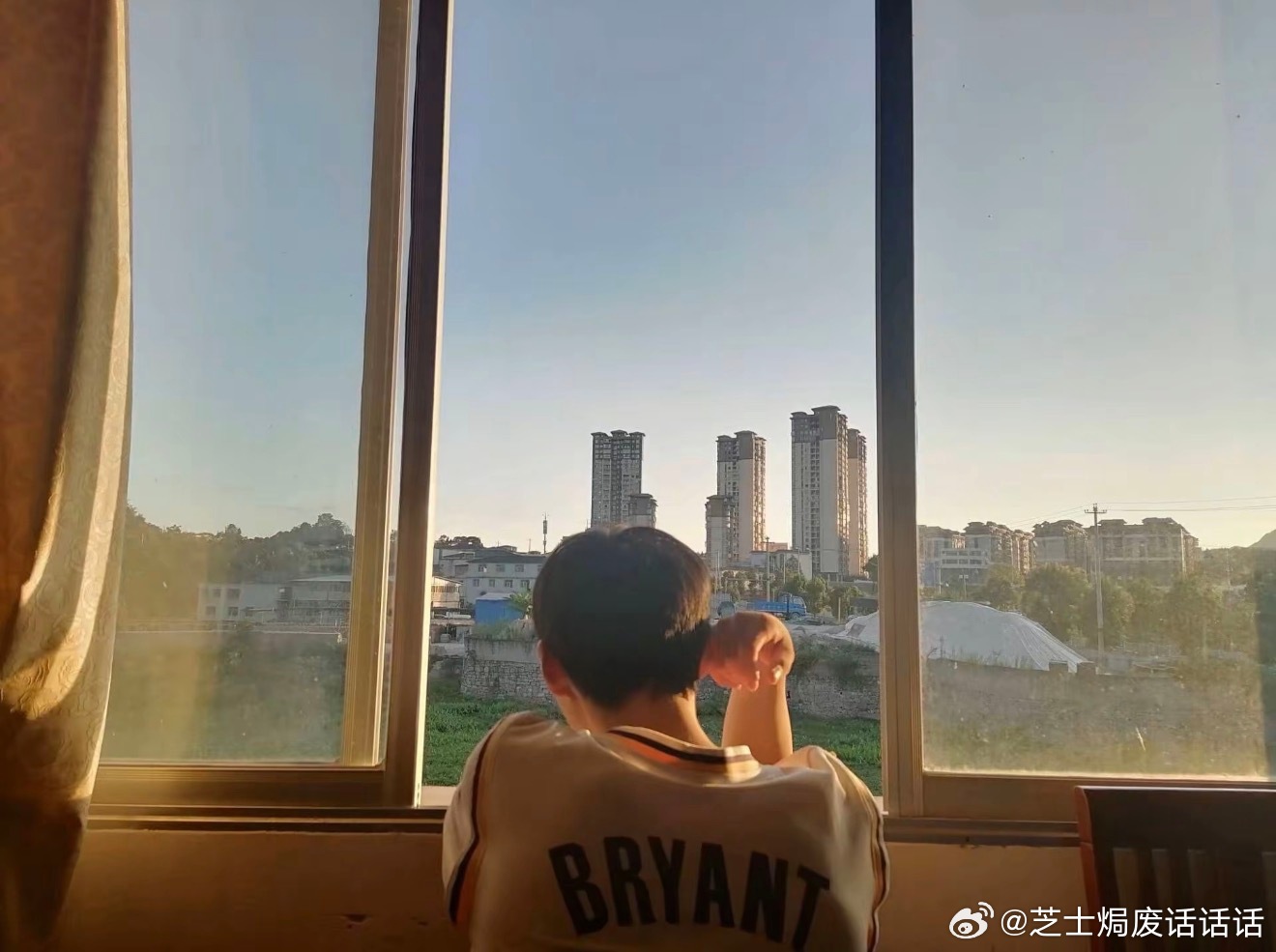 在网盘翻到了17岁的自己十七岁满心畅想未来大展宏图，现在每天按时上班，当初的野心