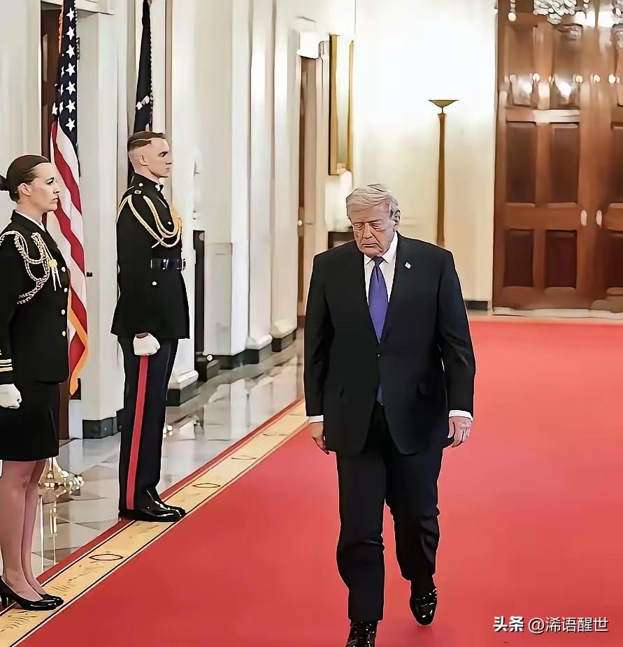 特朗普如今走路都显得萎靡不振，看得出来那份宗教追杀令给他带来了巨大的心理压力，当