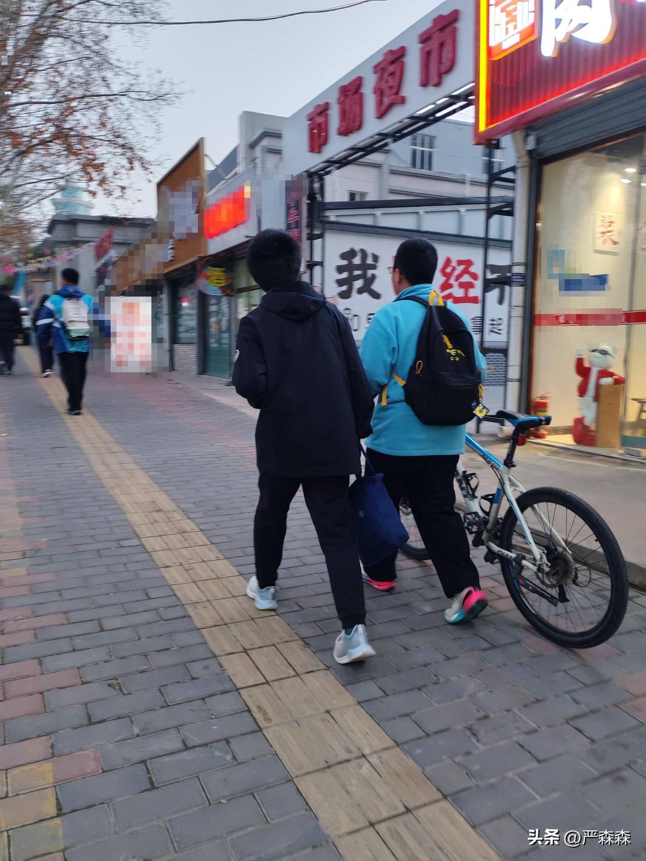 西安市中小学推迟到校，学生乐了，老师拍手称快，教了20多年高中语文的老李笑成了一