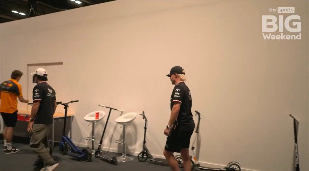 F1[超话]2026F1西班牙大奖赛 昨天车手会外面一大堆车手的滑板车 ​​​