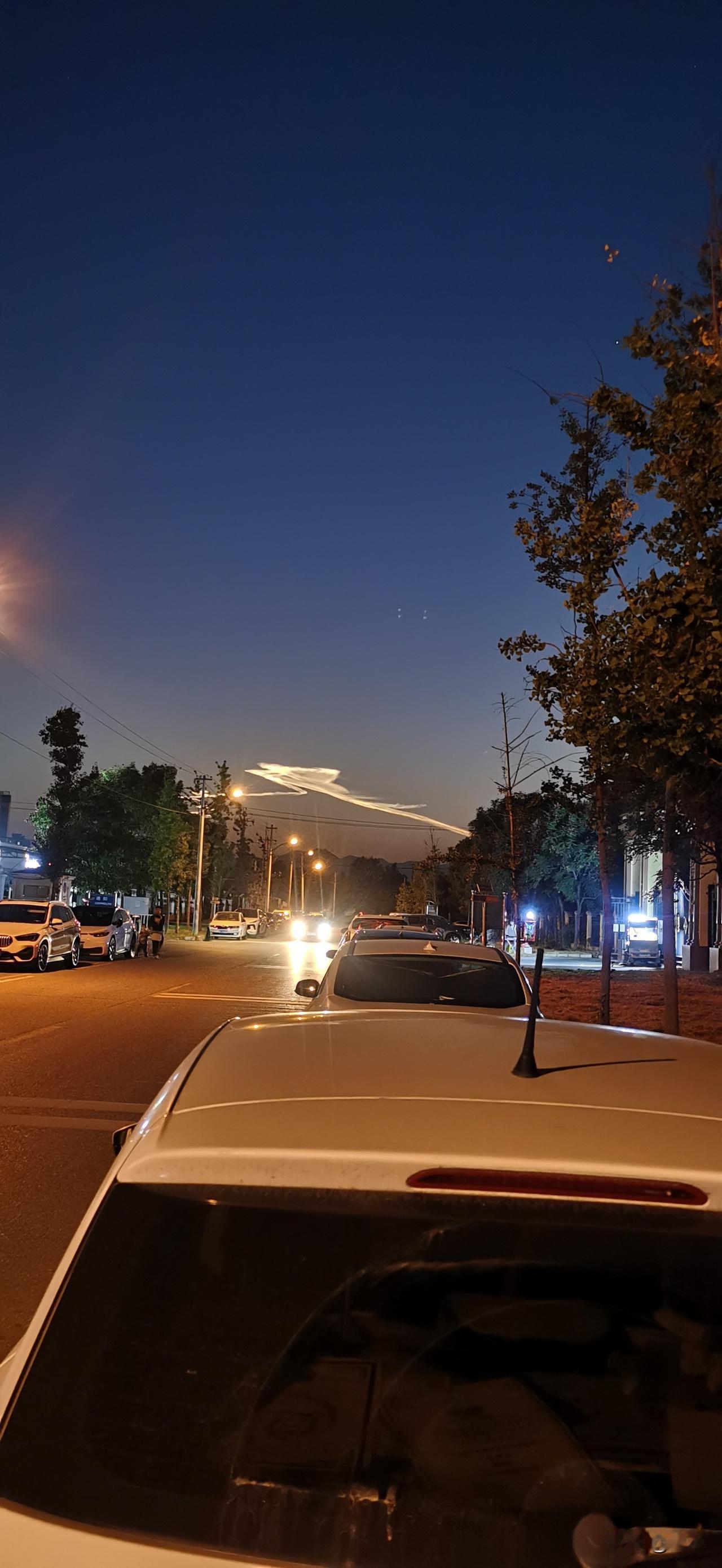 晚上九点多钟，一男一女上了我的车，男的高高瘦瘦的，看上去也就三四十岁，拿着手包，