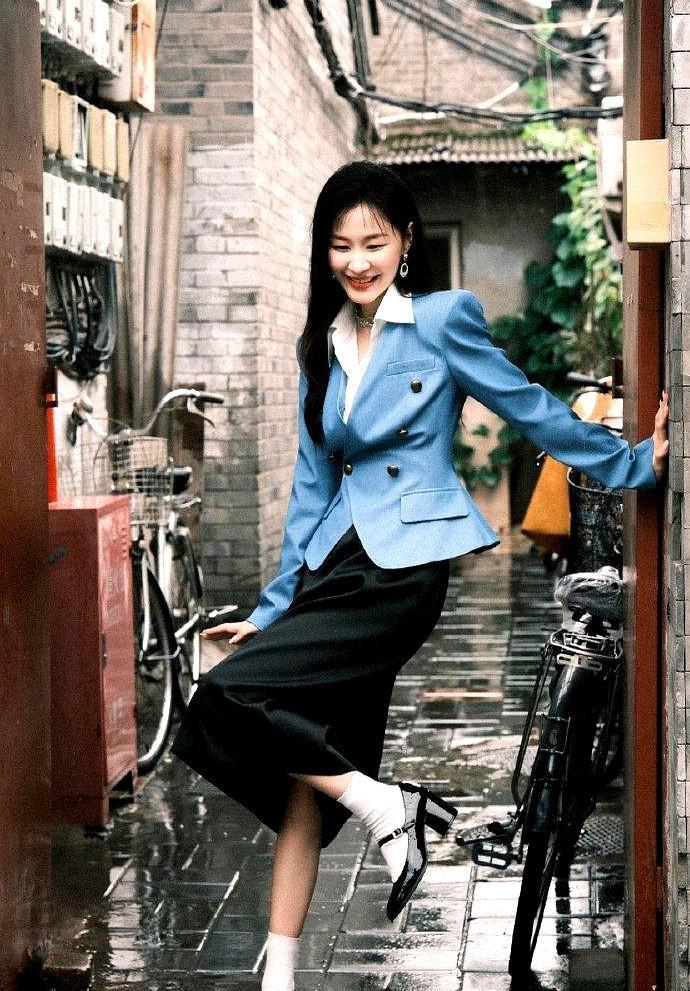 金靖在《繁花》里一秒没留，连个背影都没赶上。
不是她演得差，是王家卫的镜头，不讲