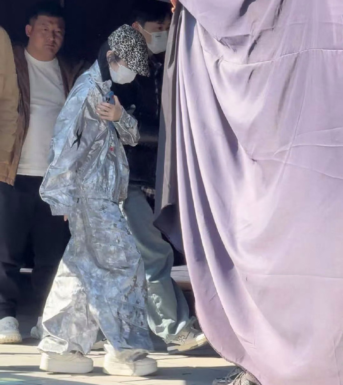 娱乐[超话]鞠婧祎银色运动装鞠婧祎银箔套装造型 鞠婧祎银箔套装造型来咯，今天是真