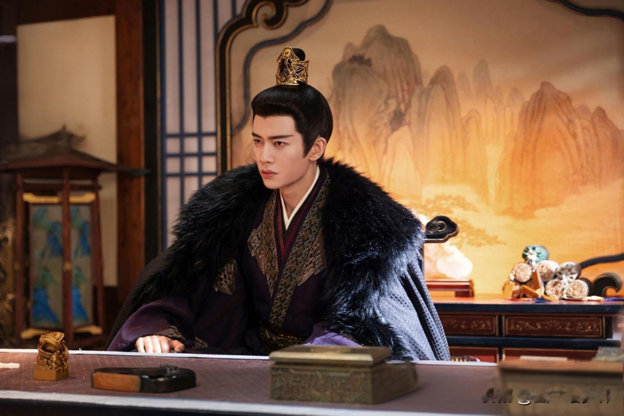 任嘉伦即将带着王炸古装剧来了！《凤凰台上》里他化身南祁帝王萧焕，表面温润如玉，实