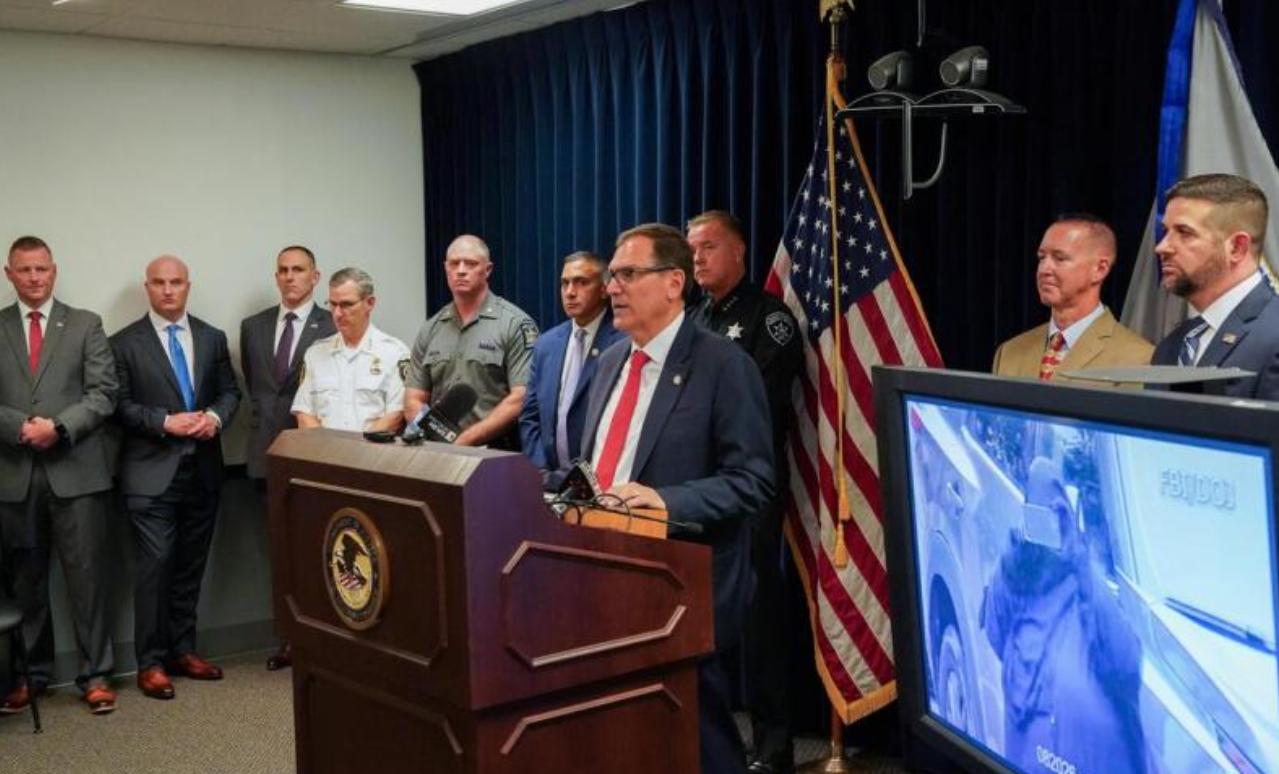 美国司法部8月20日宣布逮捕并起诉涉嫌策划袭击纽约州议会大厦的35岁女子。这名女
