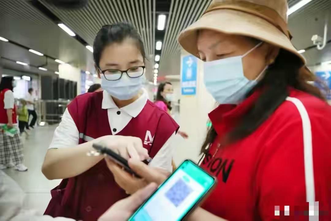 扫码支付赶走小偷、方便了所有人，可不知不觉间，它也毁掉了几代人的存钱能力。
 