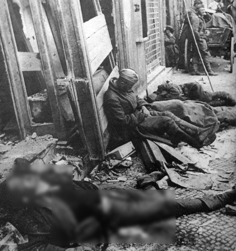 1945年5月，柏林战役期间，两名疲惫的红军士兵在战斗间隙小憩。他们身旁还可以看