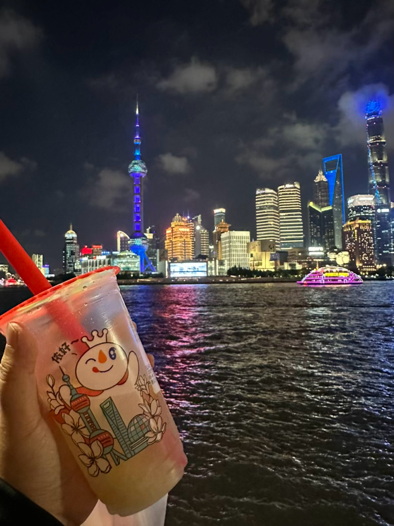 替你们试过了晚上在外滩喝蜜雪不会被东方明珠扫射 