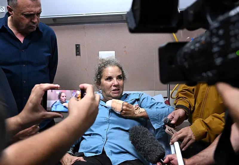 美国记者被围殴，美国终于坐不住了！但真正让人后背发凉的，不是这一拳一脚，而是拳头
