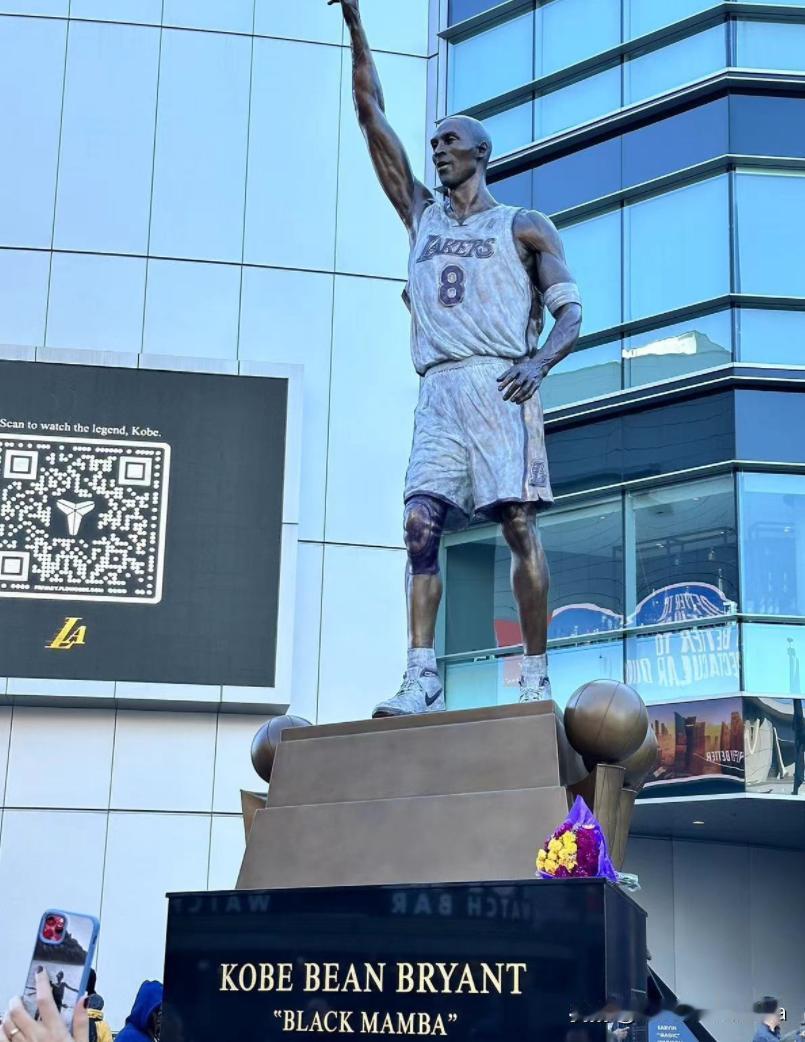 【🏀传奇永不褪色！湖人队科比雕像揭幕时间的变动背后的故事📚】 

据湖人队记