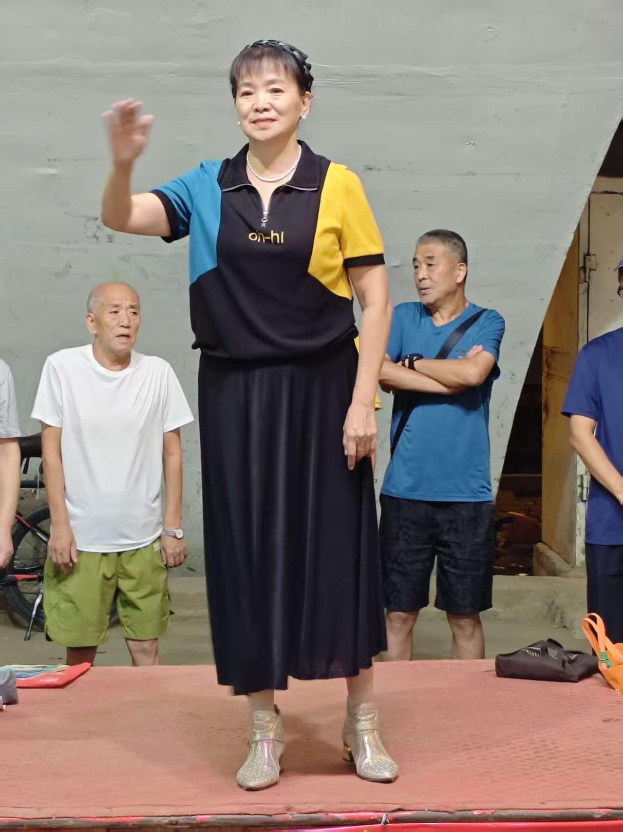 抚顺新华桥下的千人大合唱太有氛围了！美女指挥穿着蓝黄不对称的衣服，在人群中特别亮