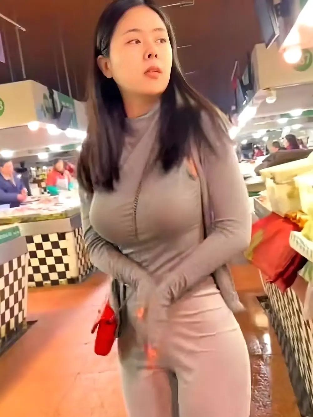 一位女顾客花了96块钱买排骨，钱都付完了，她随口说了一句：“不用剁，整块带走。”