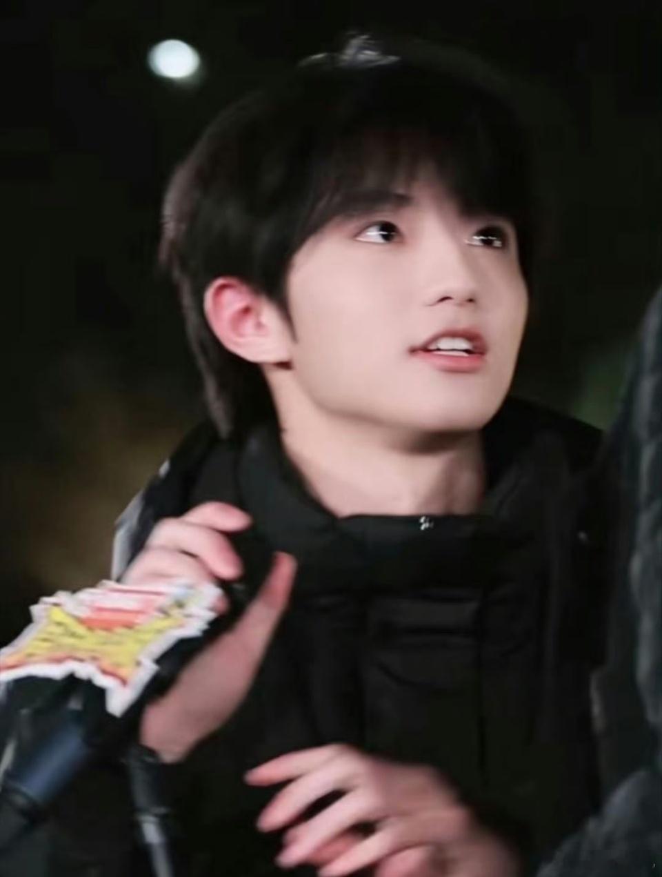 周五晚高疯发布会好癫周五晚高疯发布会看他捂嘴笑的样子，是刚听完什么癫到不行的梗吗