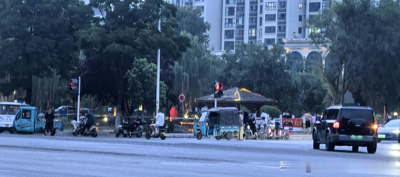 【往日消暑小公园今日却拉起警戒线啦！为啥呢？】漯河市召陵区黄河路与桐柏山路交叉口