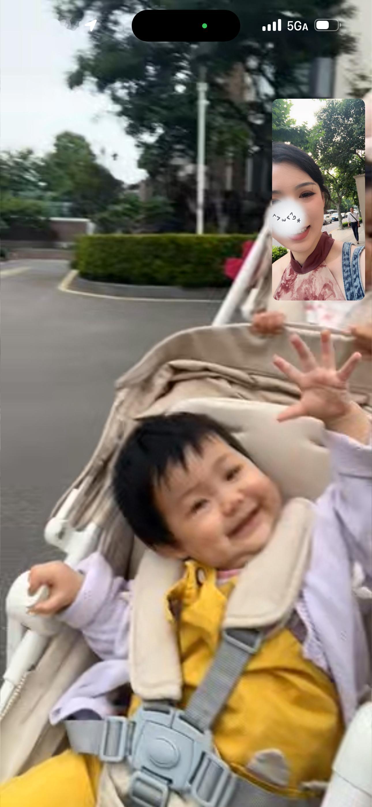 刚刚跟薛老师视频了一下正好他们在外面遛弯我嘱咐他一定要多教她俩叫“爸爸妈妈”！我