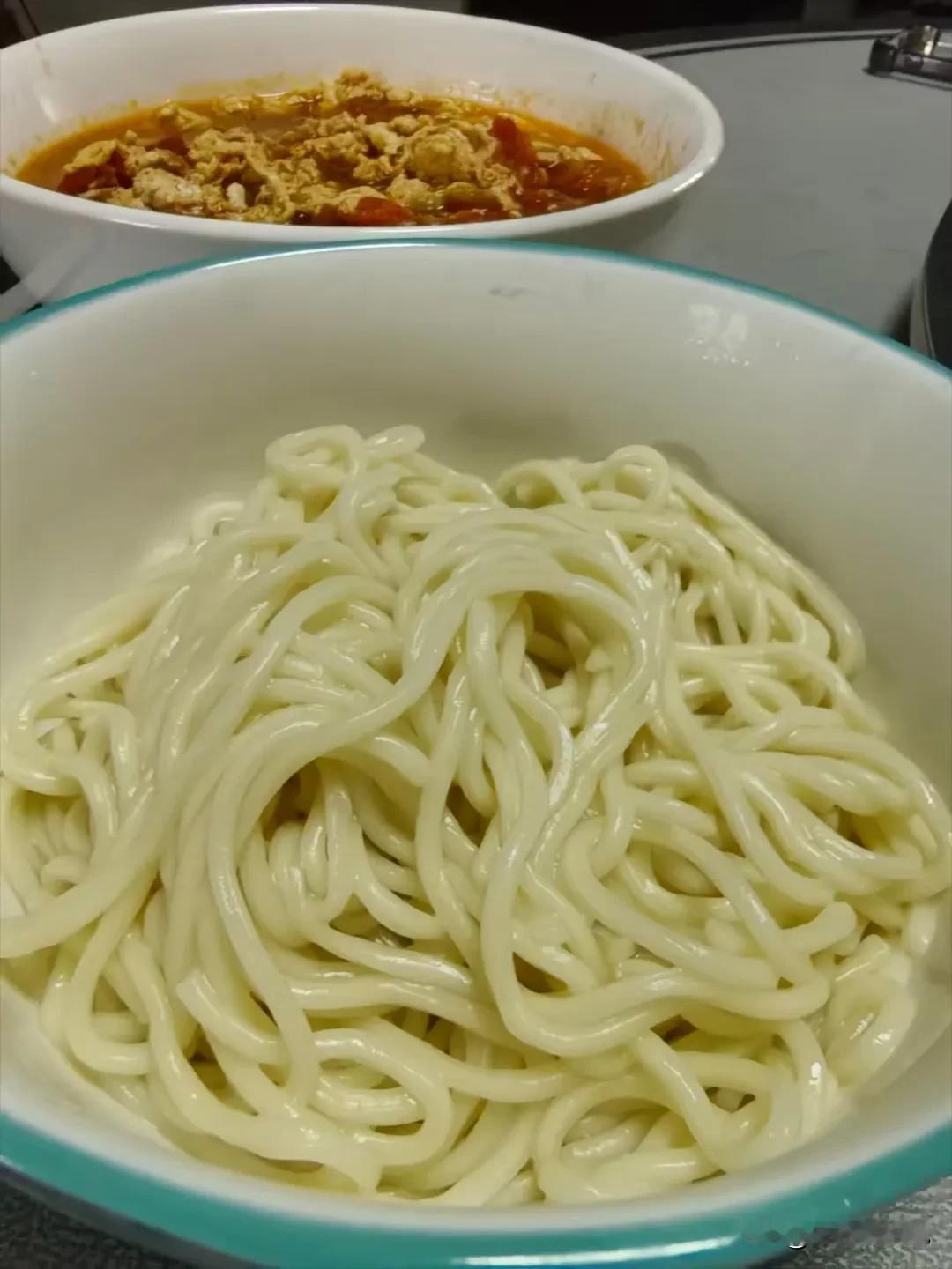 早上吃什么？
吃打卤面。
第一碗打卤面。
老板很实在，
料给的很足，
两个鸡蛋，