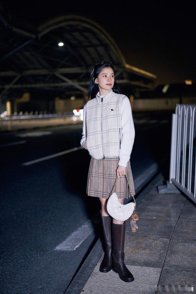 Burberry伦敦大秀张婧仪 品牌亮相伦敦大秀，张婧仪一身英伦造型适配度出众，
