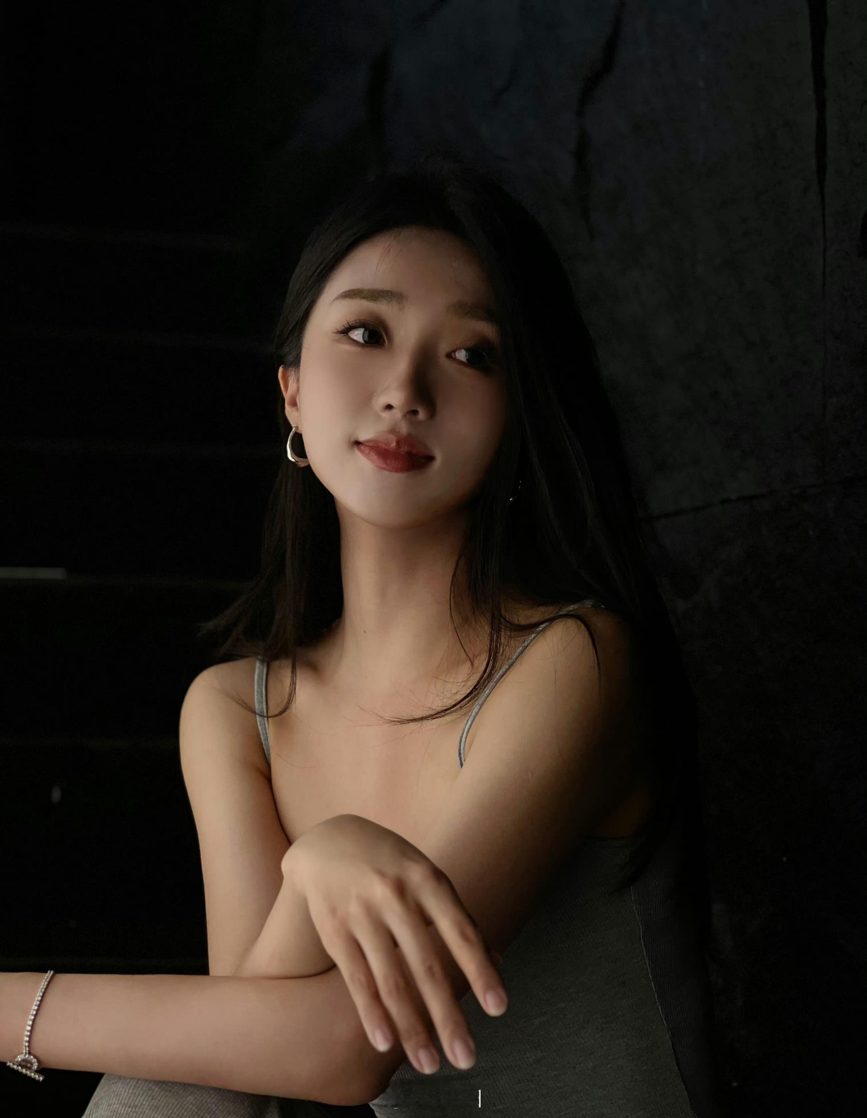 楼道里的女孩子 ​​​