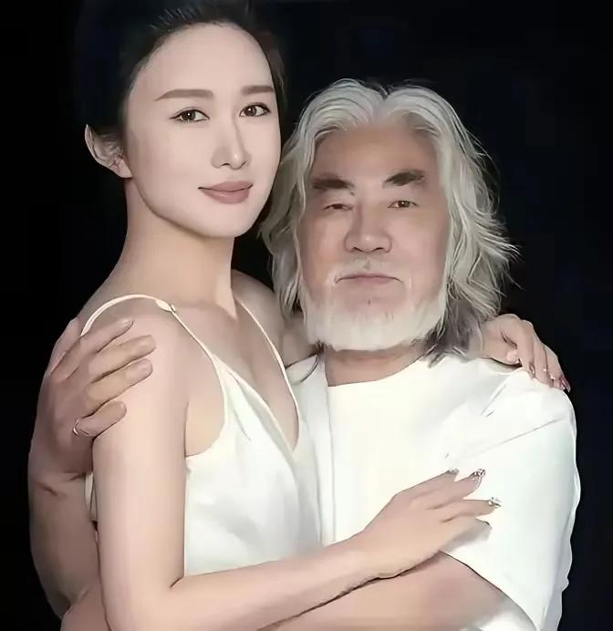 57 岁的张纪中头发都白了，而小他 30 多岁的二婚娇妻杜星霖却是乌黑亮丽。当他