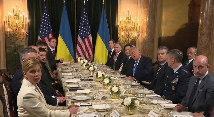 特朗普与泽连斯基开始会晤12月28日，特朗普在海湖庄园会晤泽连斯基，双方围绕俄乌