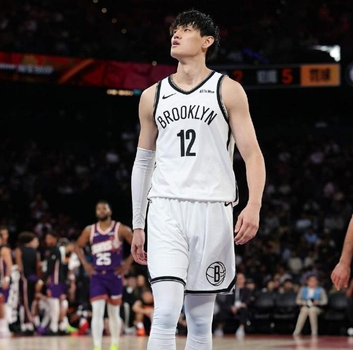 篮网队太不厚道了，NBA季前中国赛刚结束，就把中国男篮球星曾凡博裁掉了！篮网队吃