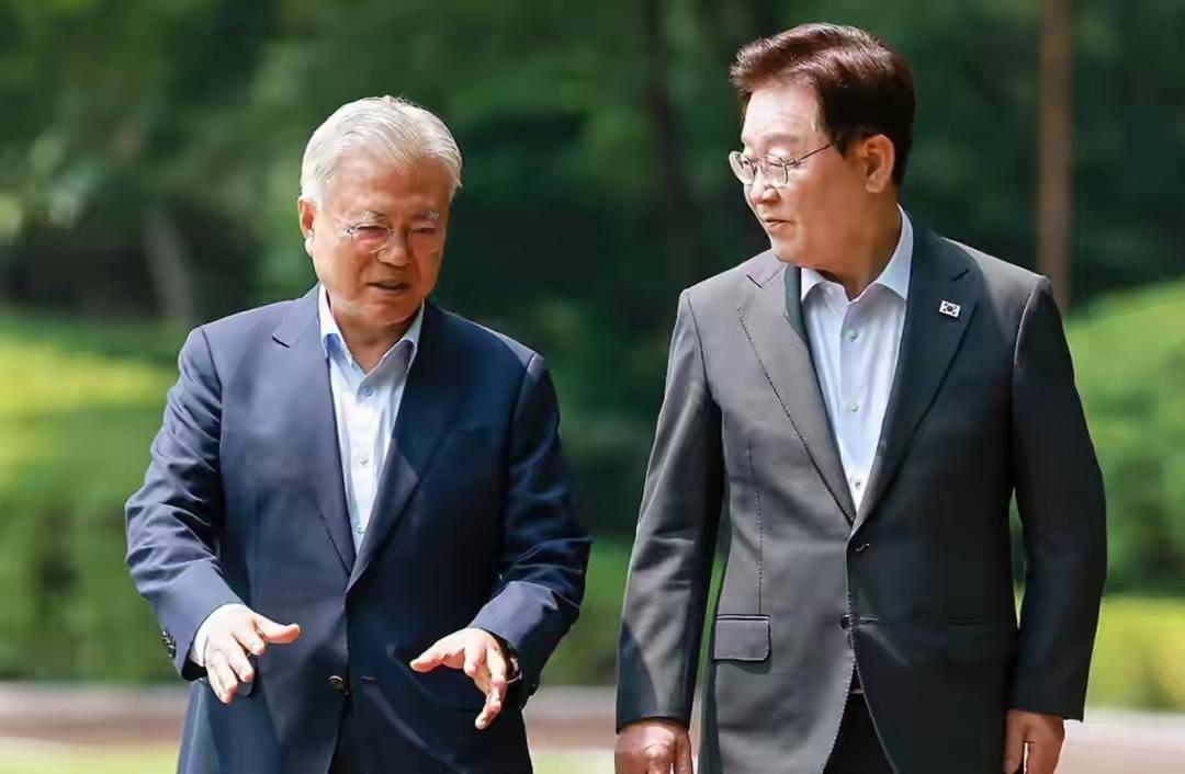 文在寅回青瓦台，李在明陪伴左右，全程毕恭毕敬，还以“总统”称呼文在寅，刻意忽略“
