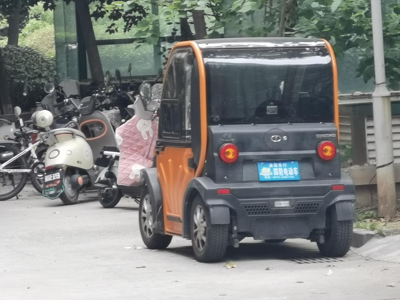 不少地方，这种电动四轮车街上还不少。可是，却上不了牌照，只能在家门口晃悠，使购买