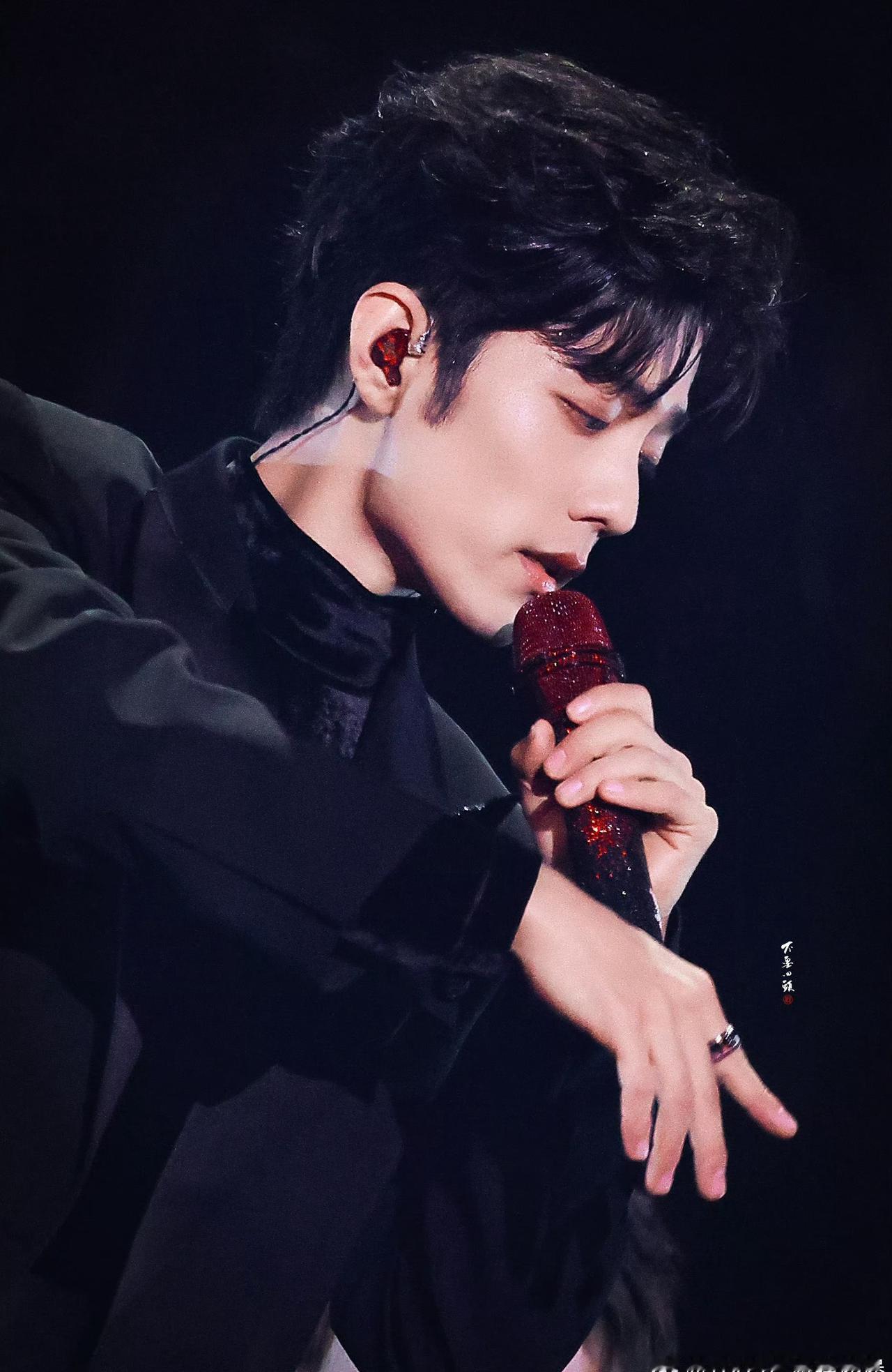 肖战肖战年度闪耀海报 ┊肖战微博之夜官宣
@肖战 重磅加盟2026微博之夜，用全