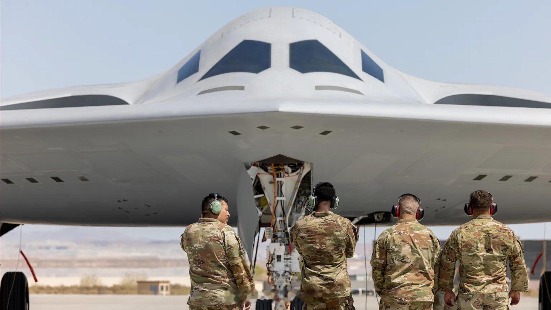 🔍美国空军正式决定B-21突袭者隐身战略轰炸机将采用双飞行员驾驶方案，维持与B