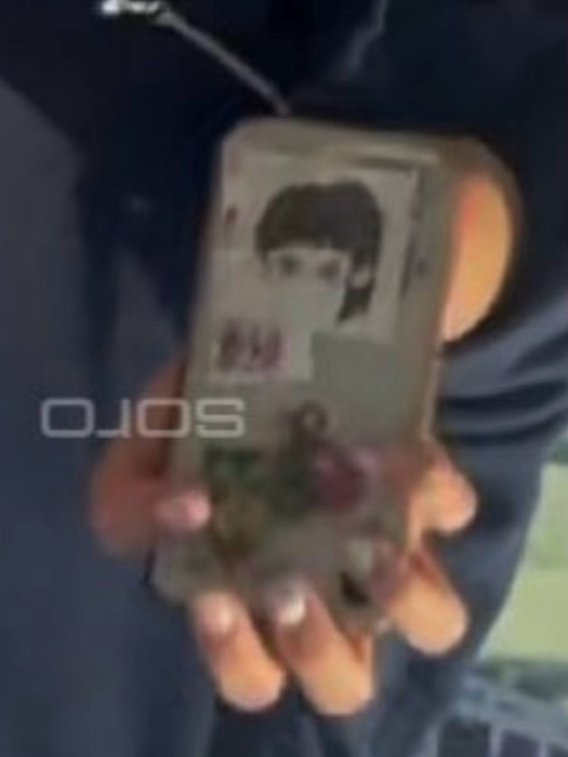 手机上面贴的是当初粉丝送她的贴纸到现在还贴着呢…哎 ​​​