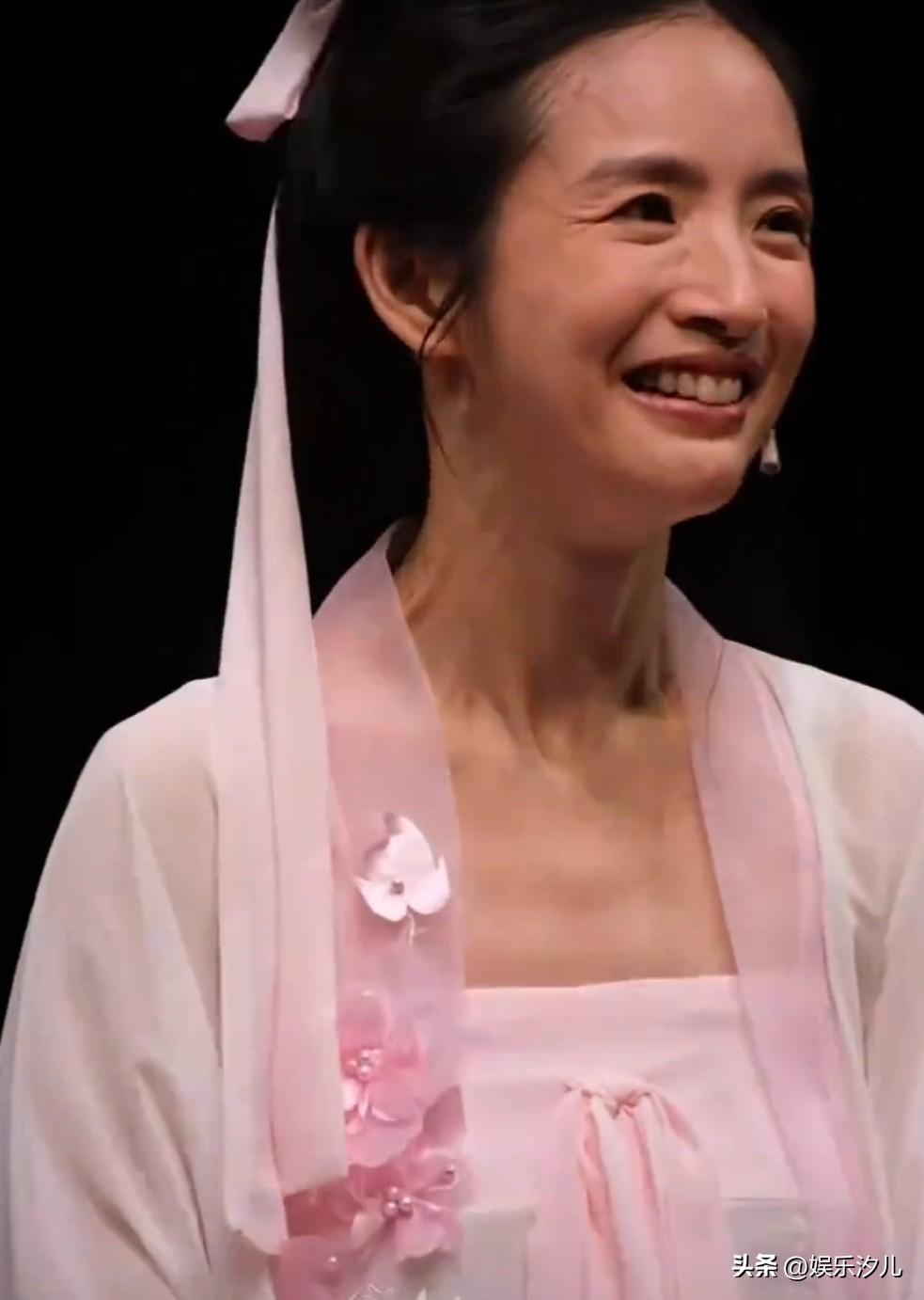 林依晨43岁状态

林依晨脸蛋看起来是比较显小那种
没有滤镜特效下的林依晨
还是