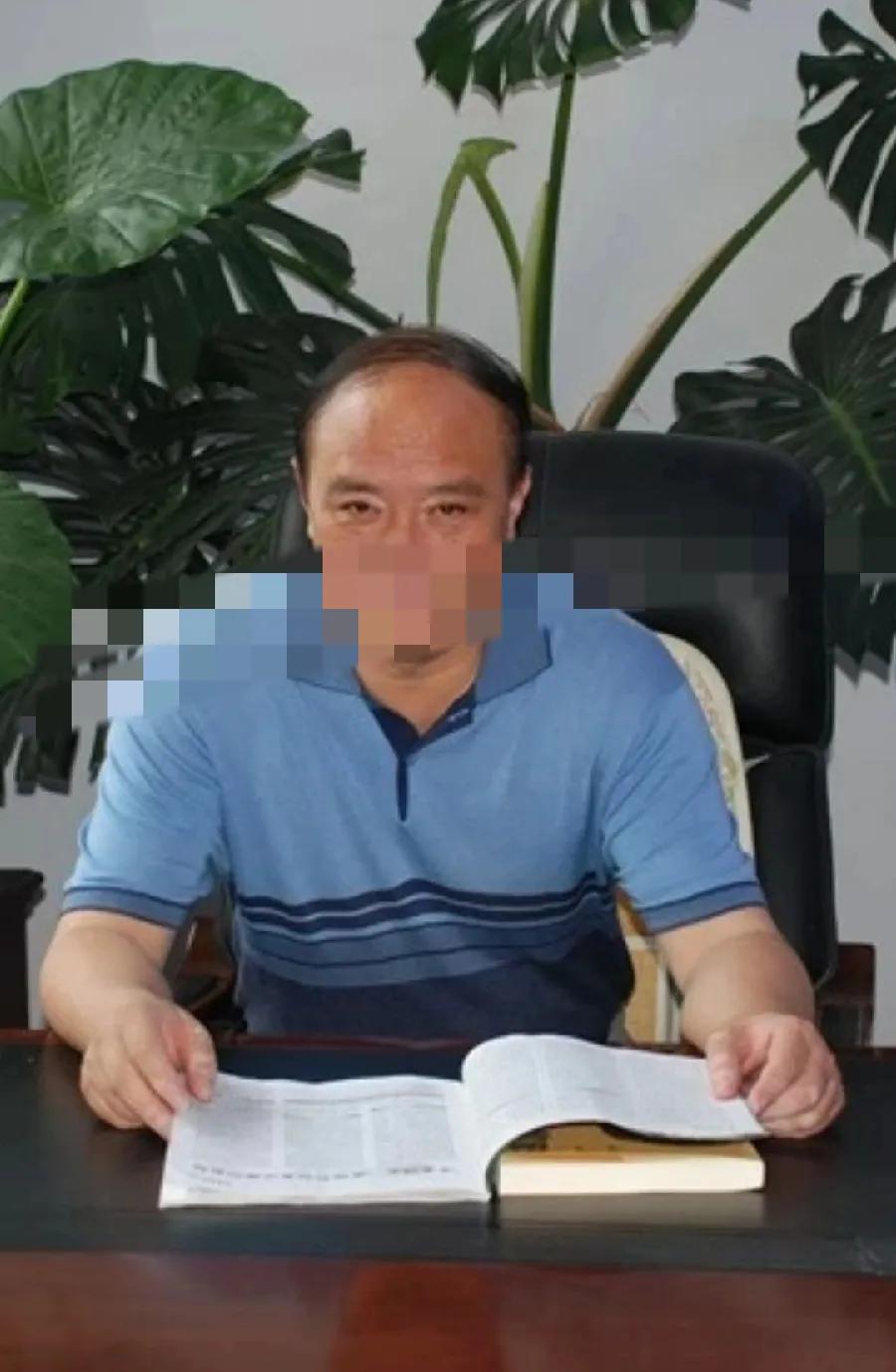 马校长，呼和浩特八中，2008年时任校长！那尔那茜高考报名造假，连学籍都没有，马