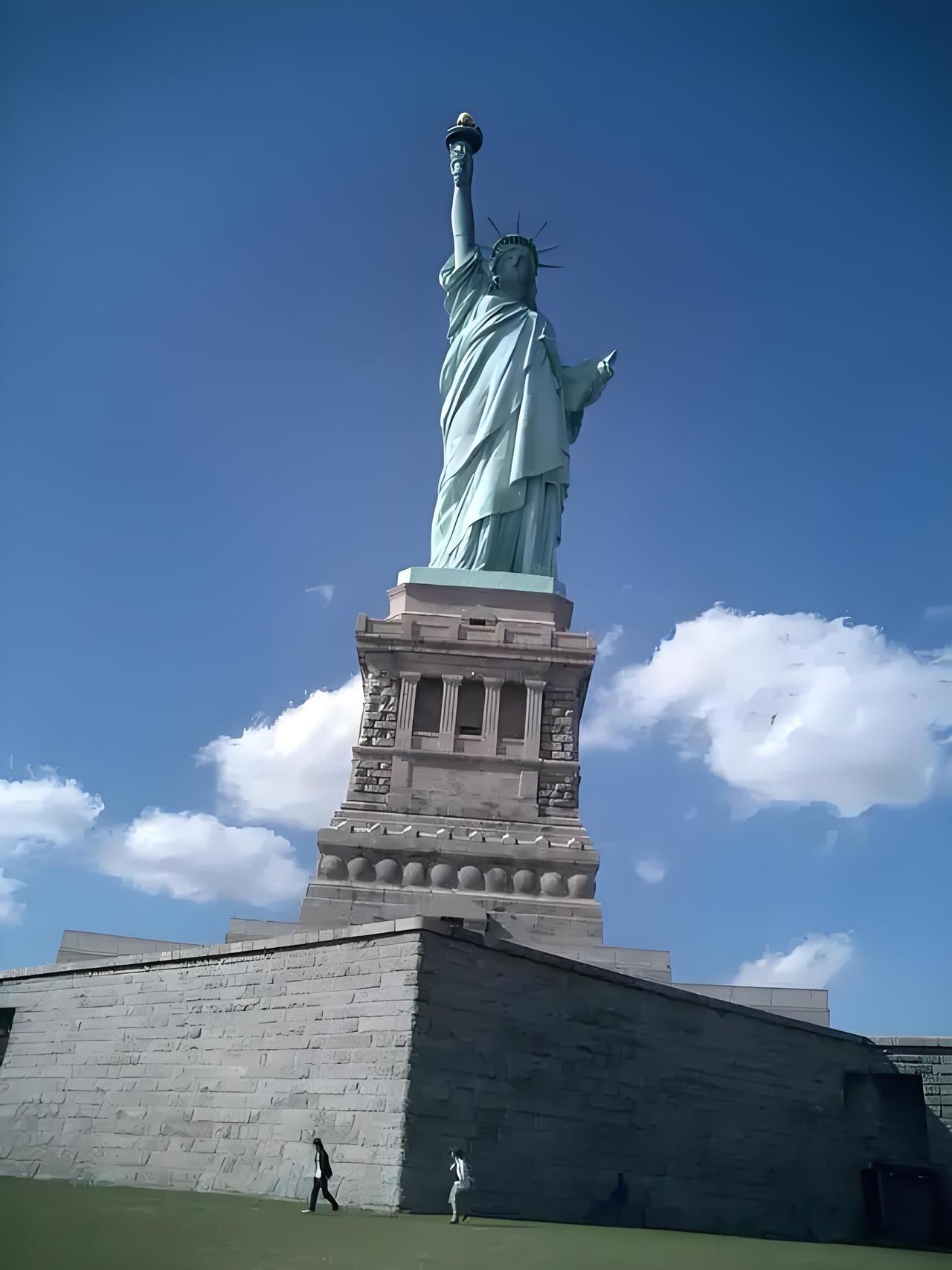 美国在东亚战略中，对中日关系的介入和影响是一个长期、复杂且具有根本性的现象。其背