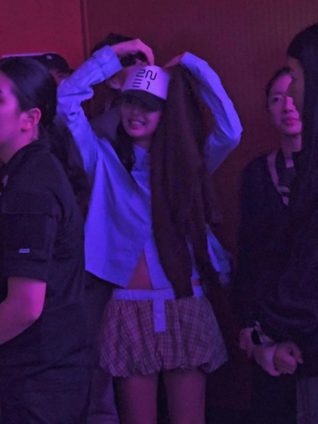 JENNIE现身2NE1演唱会，头戴可爱周边帽，嗨翻全场！ ​​​