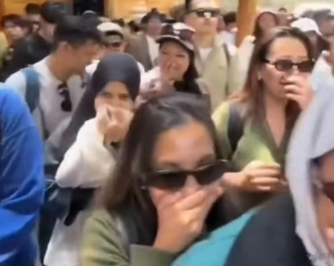 马来西亚女警嘲笑中国人不洗澡被调查哎哟，没想到这姐们还是这个身份，那妥妥要下岗了