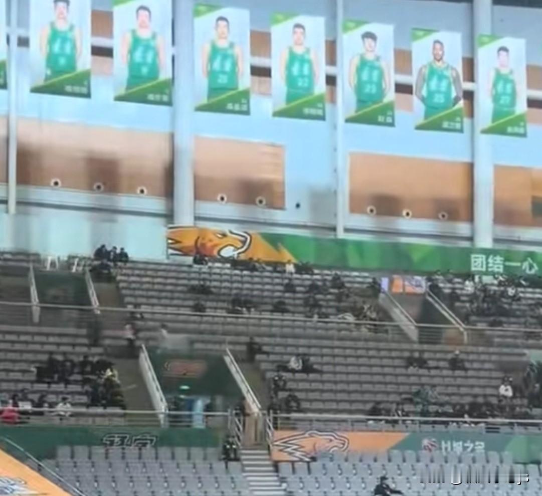 辽篮主场的上座情况真是变化莫测。以前那场面，何等壮观，高朋满座，座无虚席。

可