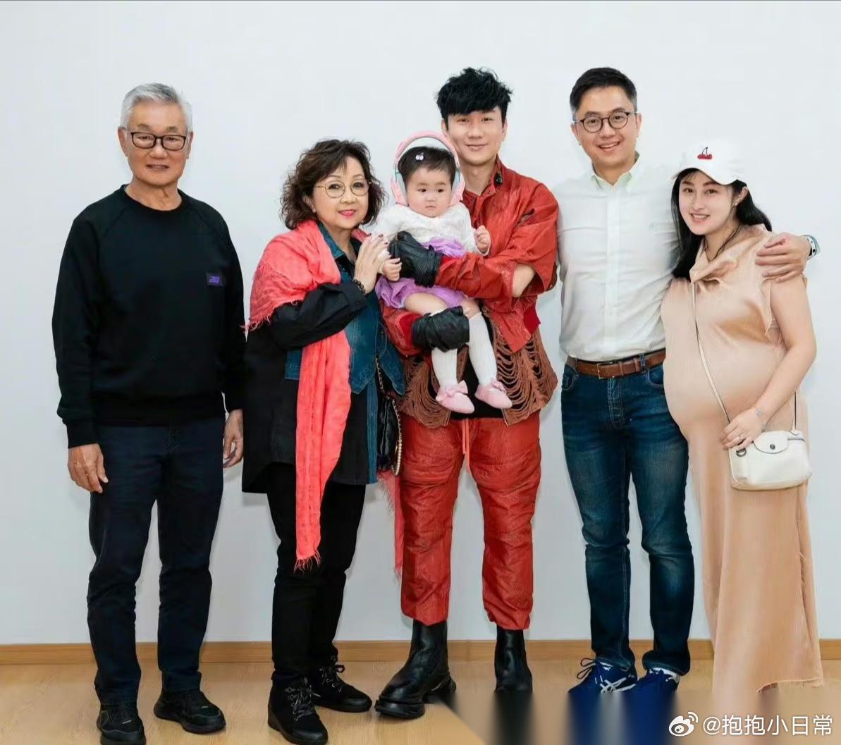 1.林俊杰现在不肯轻易让身边人知道自己的身家，他那大哥大嫂也就知道个大概，先前大