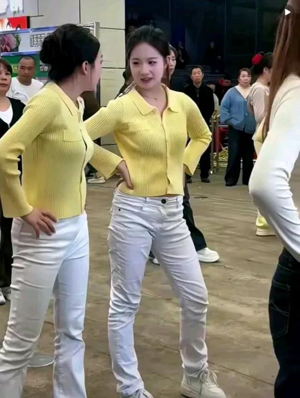 黄色毛衣搭配白色牛仔裤，简约又时尚！