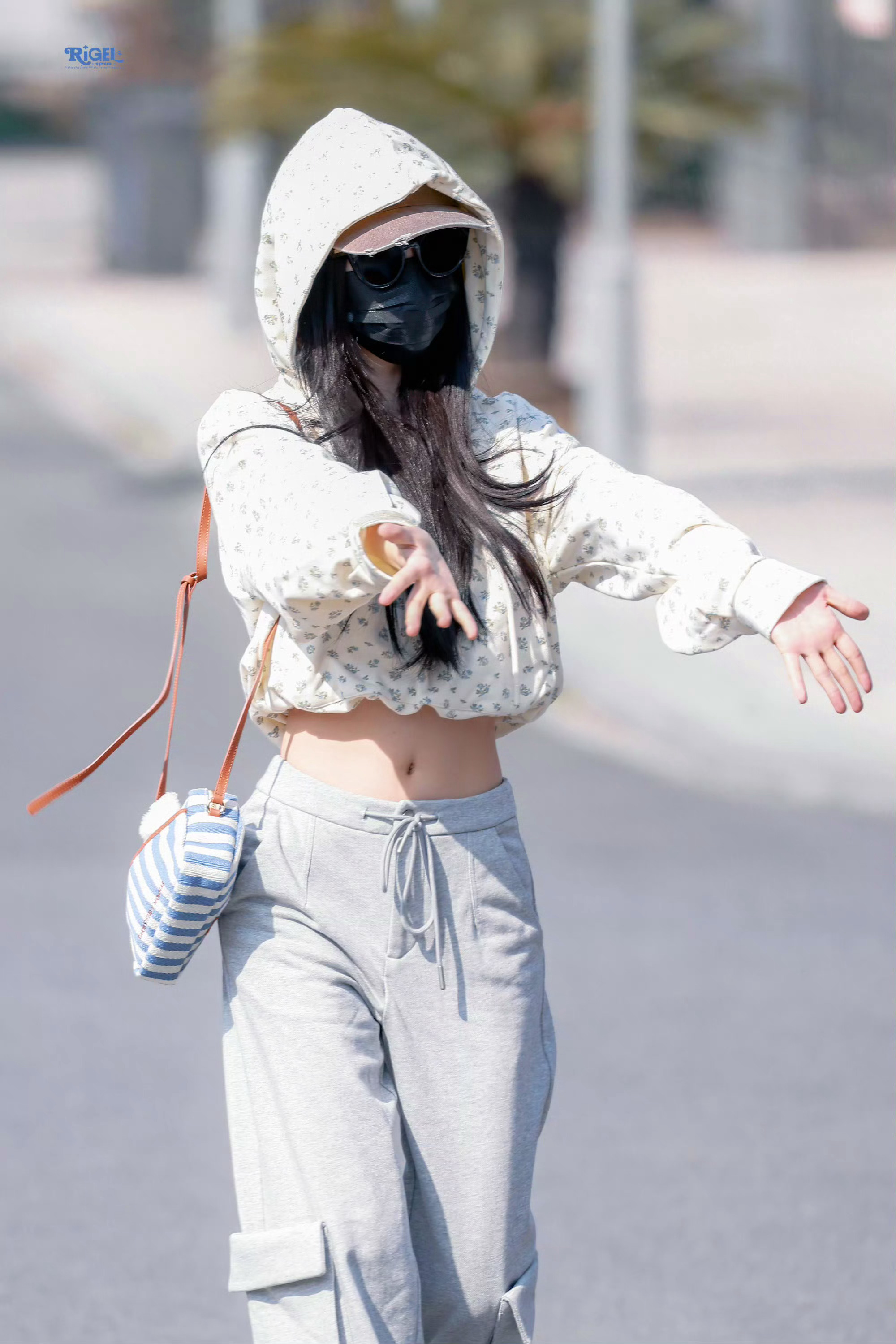 虞书欣云初令上班路途连帽碎花+运动裤，浅春系穿搭身材超好，高能量甜欣真的好招人喜