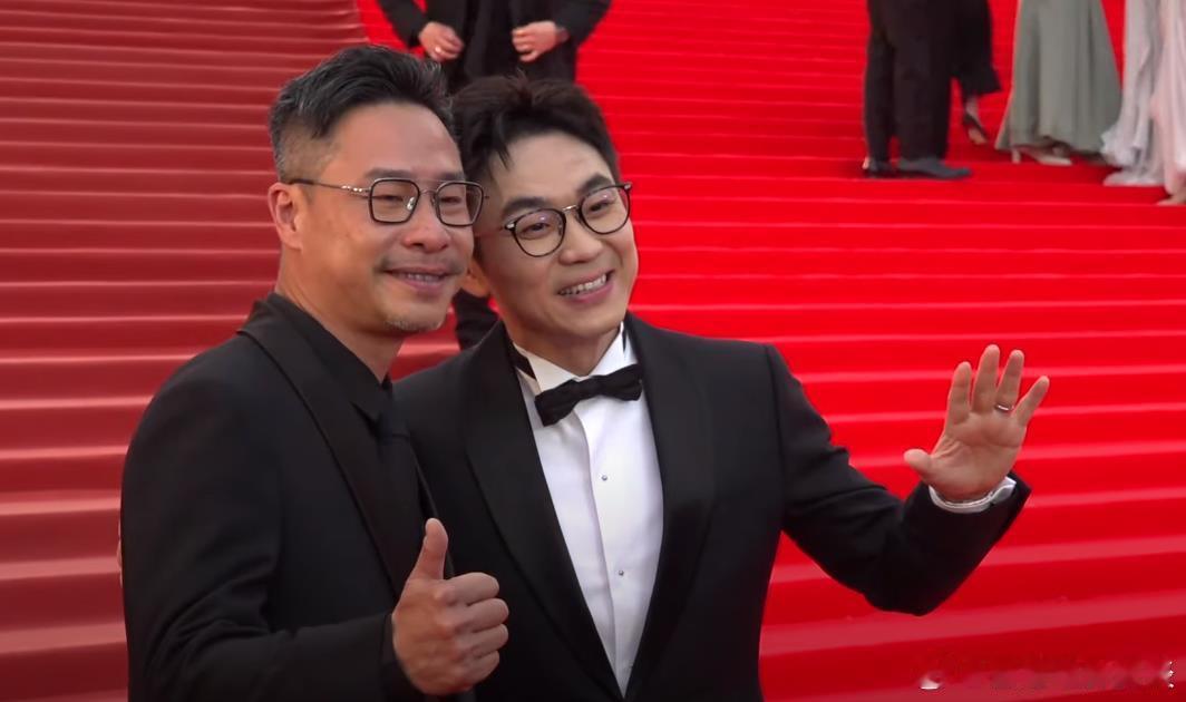 #香港电影金像奖# 大鹏、导演李子俊《第八个嫌疑人》亮相红地毯 ​​​