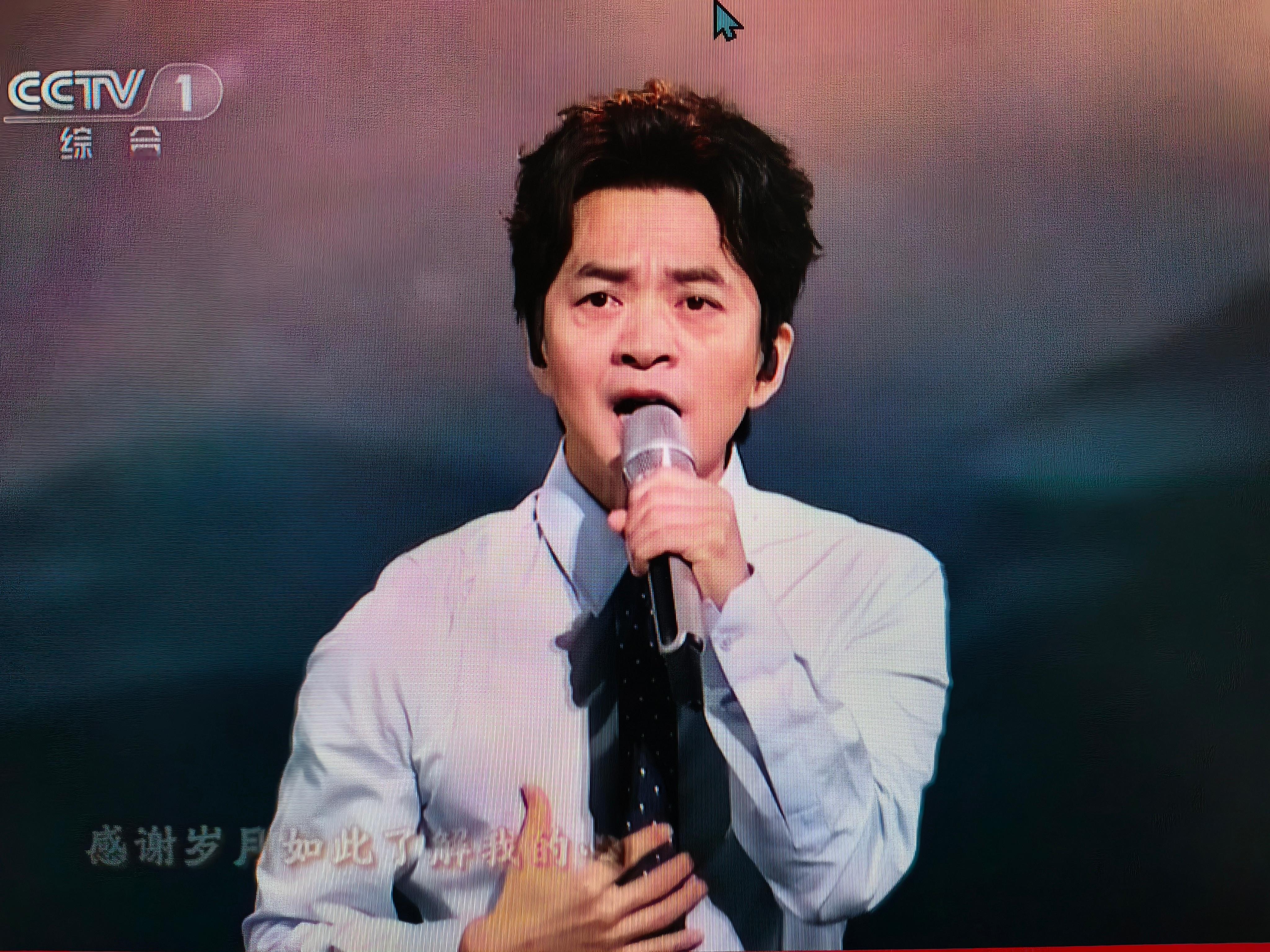 春晚段子大考李健的声音真的是如山间的风，如清晨的雾，太迷人，更醉人！李健开净化了