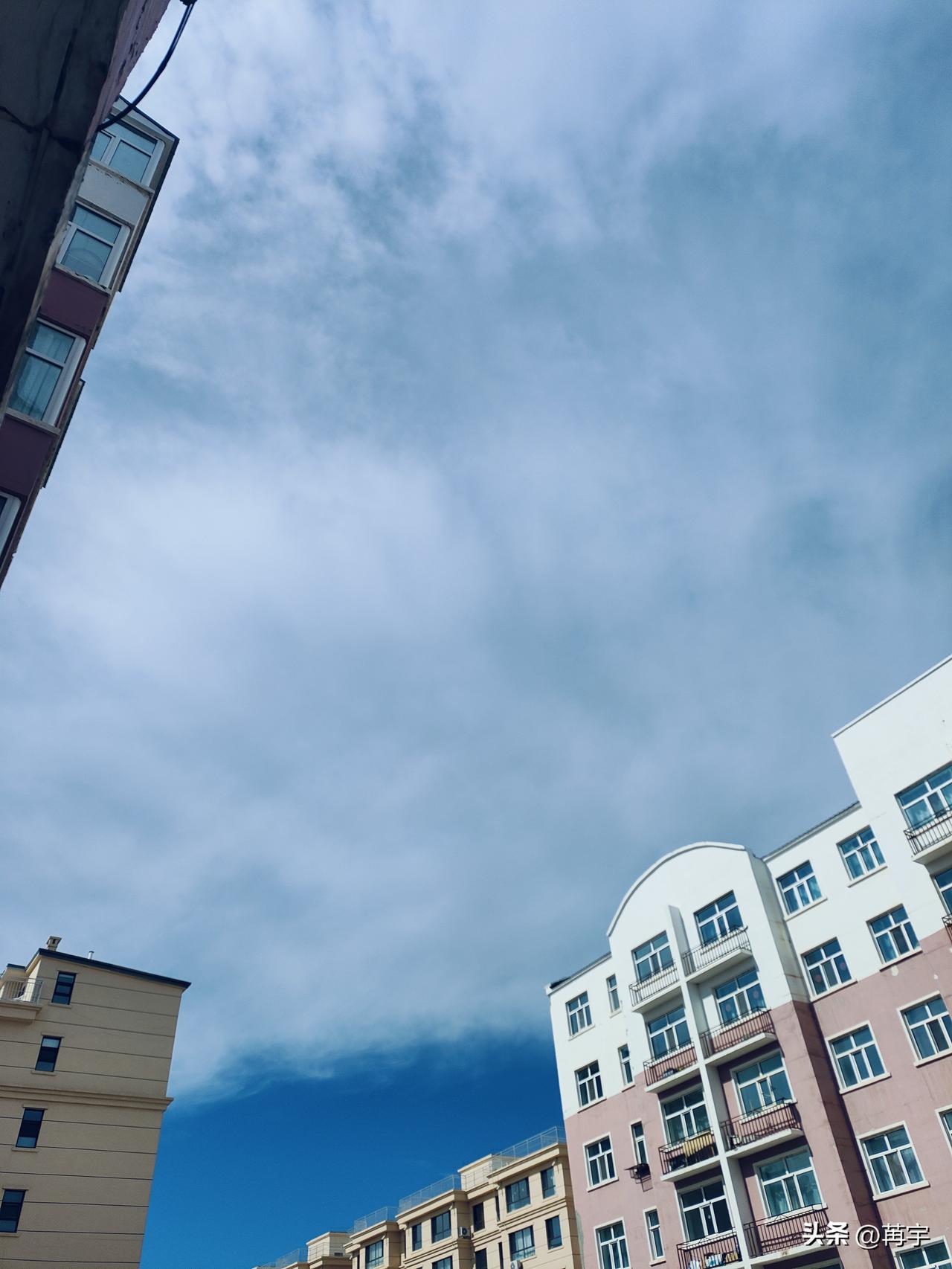 蓝蓝的天空白云朵朵