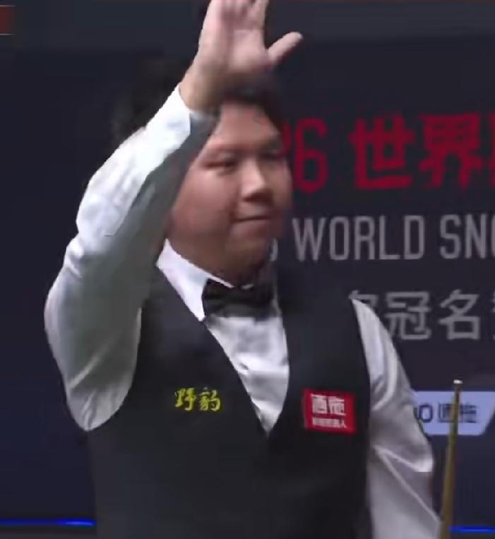 同时开赛的另一张球台，周跃龙刚刚结束比赛，6-3击败老将马克·威廉姆斯。晋级16