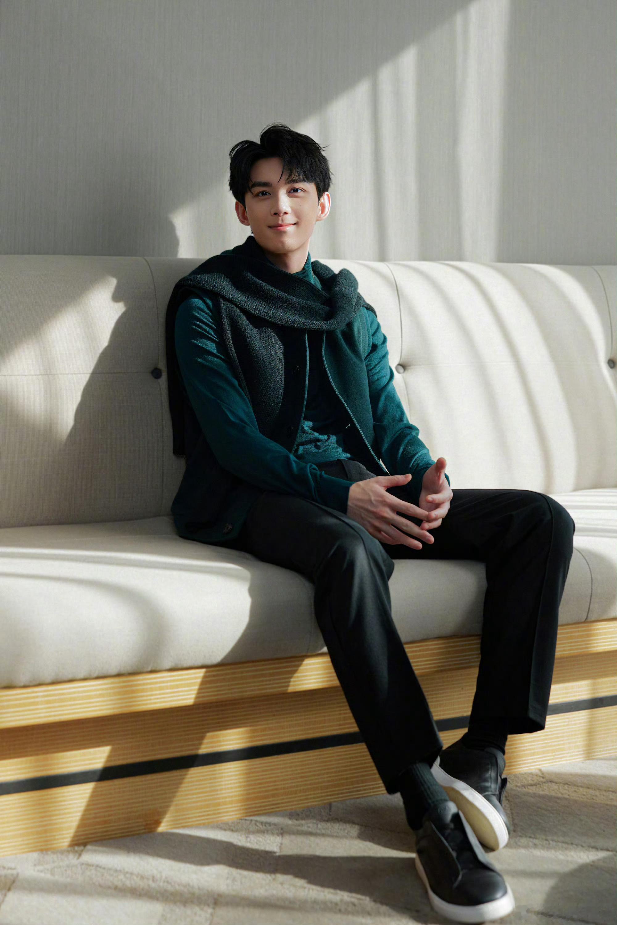 吴磊抛三个苹果没接住，好看，