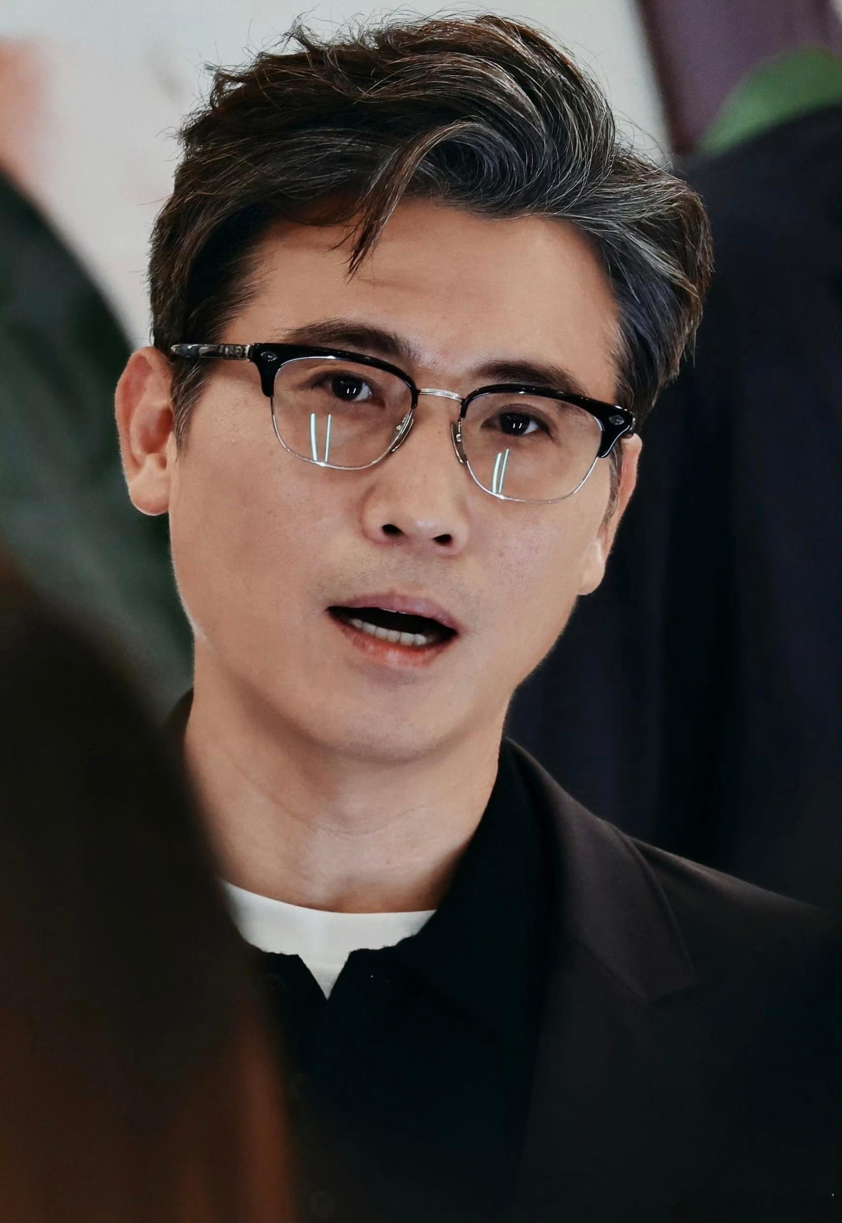 起猛了看到李乃文男扮女装了这俩不合作一部剧可惜了 