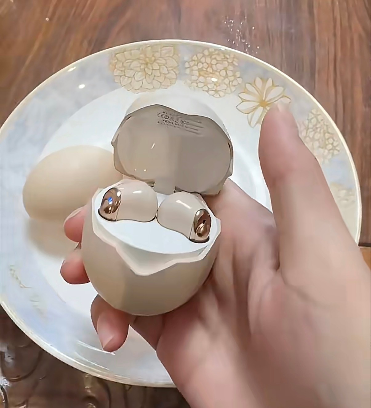 奶fufu的蛋壳造型，看起来完全不像个数码配件，摆在桌面能当做小装饰，连充电的时