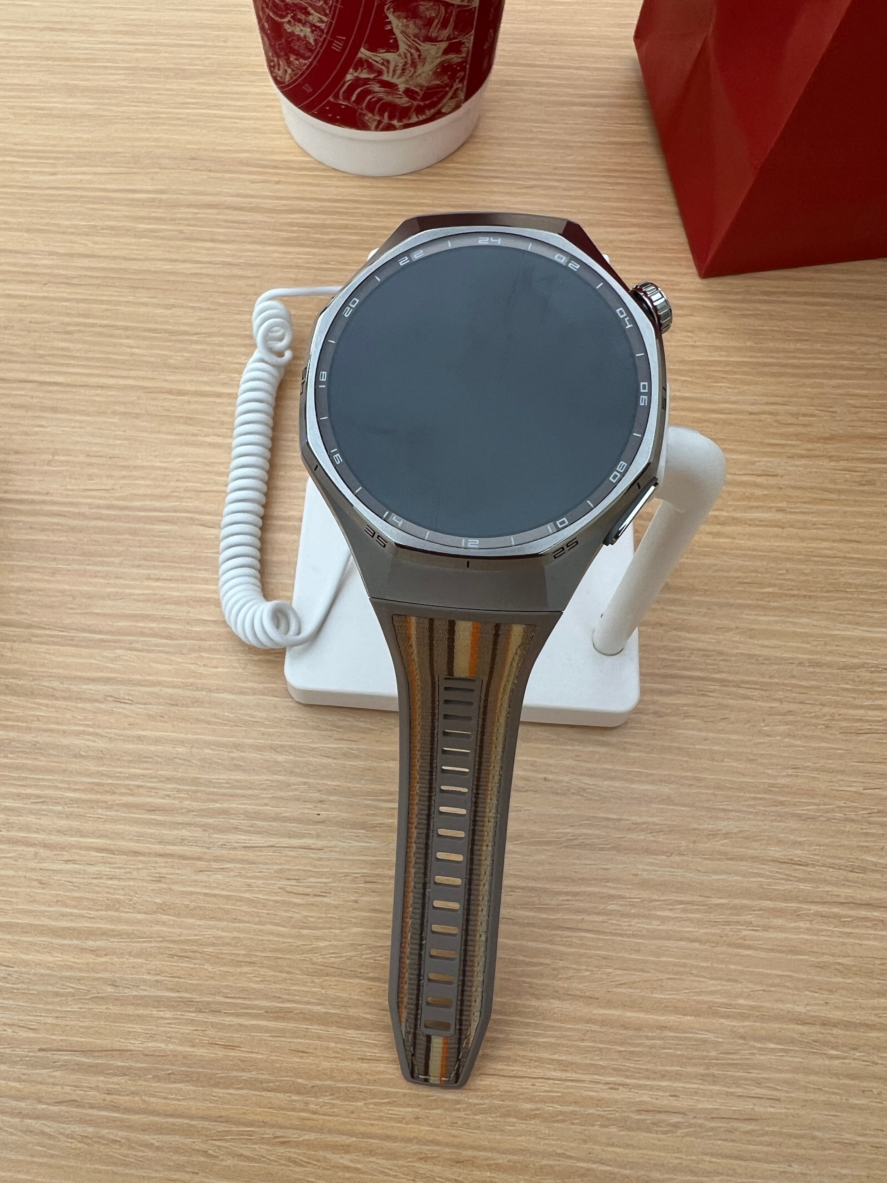 试戴了一下HUAWEI GT6 Pro，挺好，但是那些运动功能我一个都用不到，打
