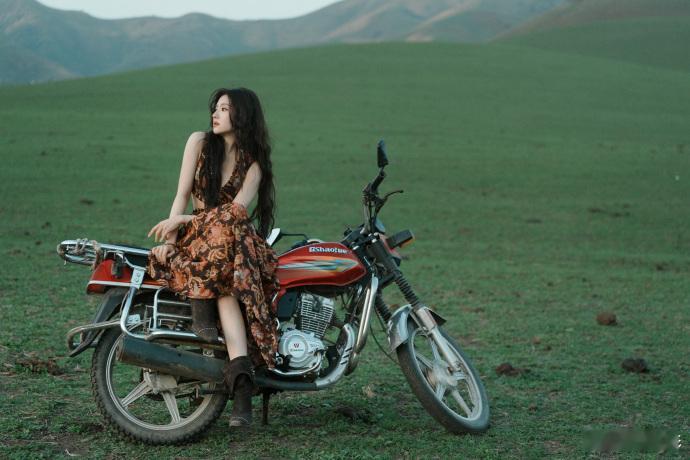 李兰迪草原机车大片 李兰迪靠在机车上的眼神很有戏，每一张都像在讲一个关于逃离和远