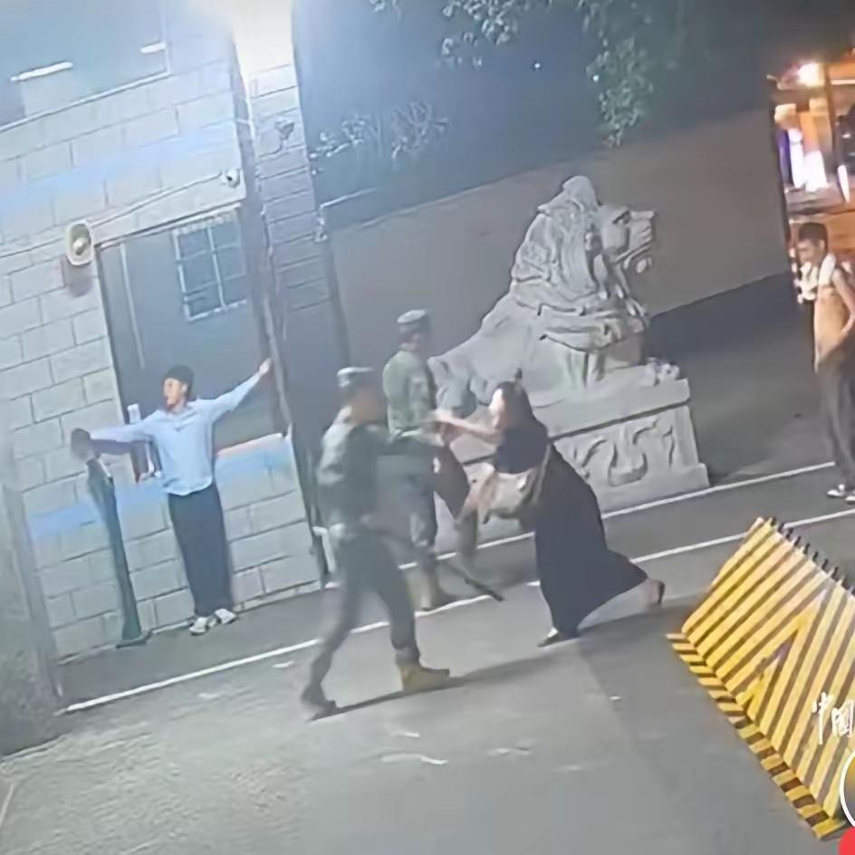 有个惊人的现象：越来越多的女人没有了敬畏，推搡（袭击）武警、阻拦高铁、抢夺司机方