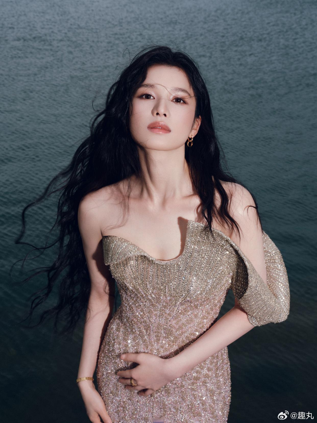 张婧仪ELLE红毯造型超亮眼，颜值与身材完美适配，气质绝了。 